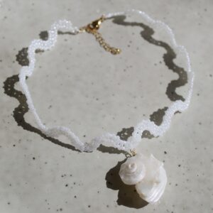 Wavy shell choker with spiral shell pendant